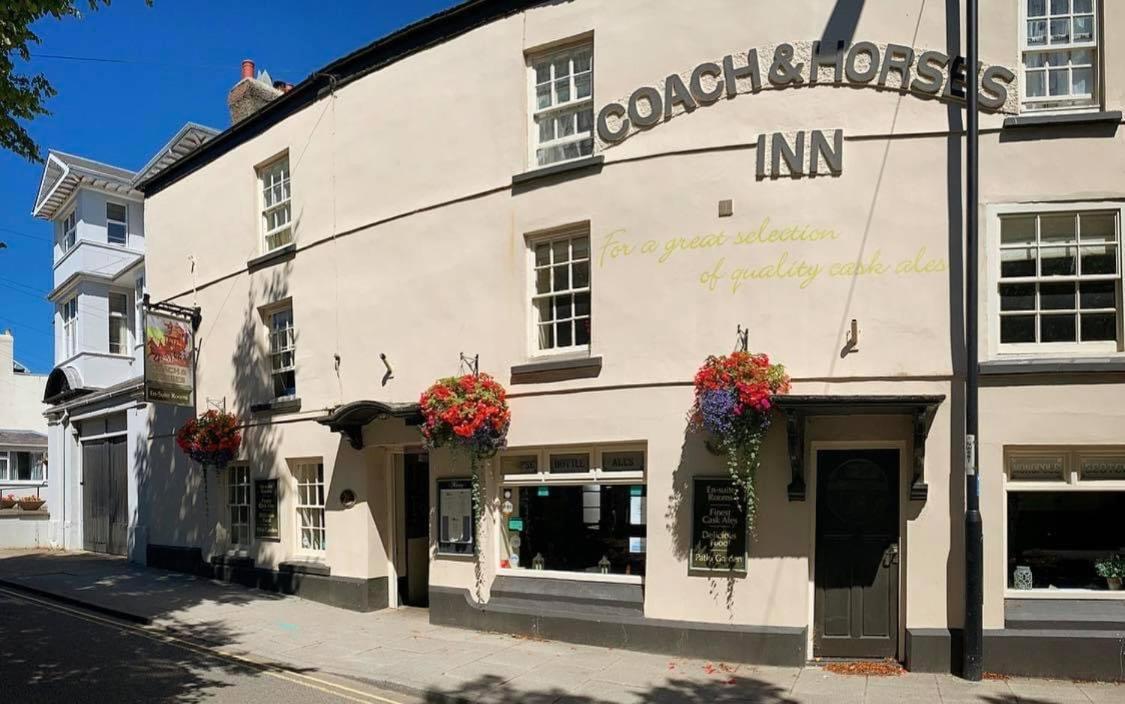 The Coach And Horses Inn Чепстоу Экстерьер фото